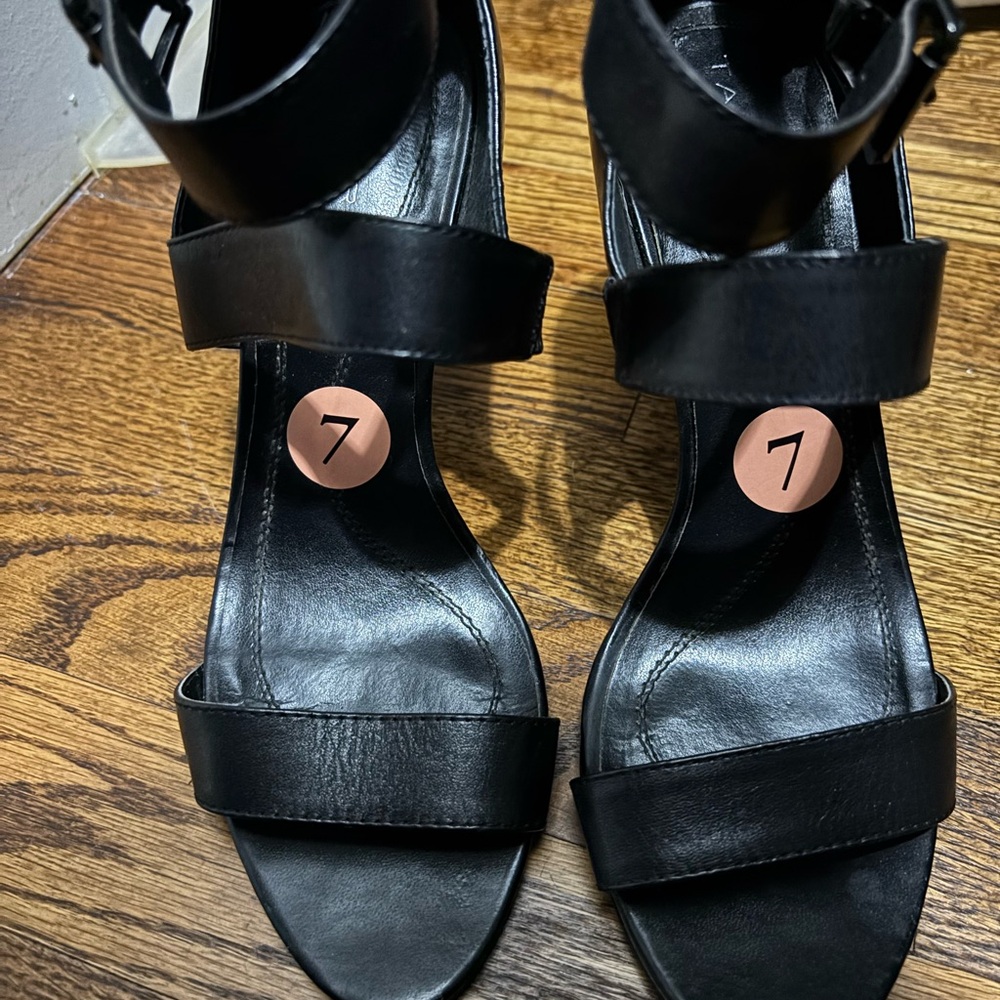 Tahari Black Heels Sleek Modern Design
